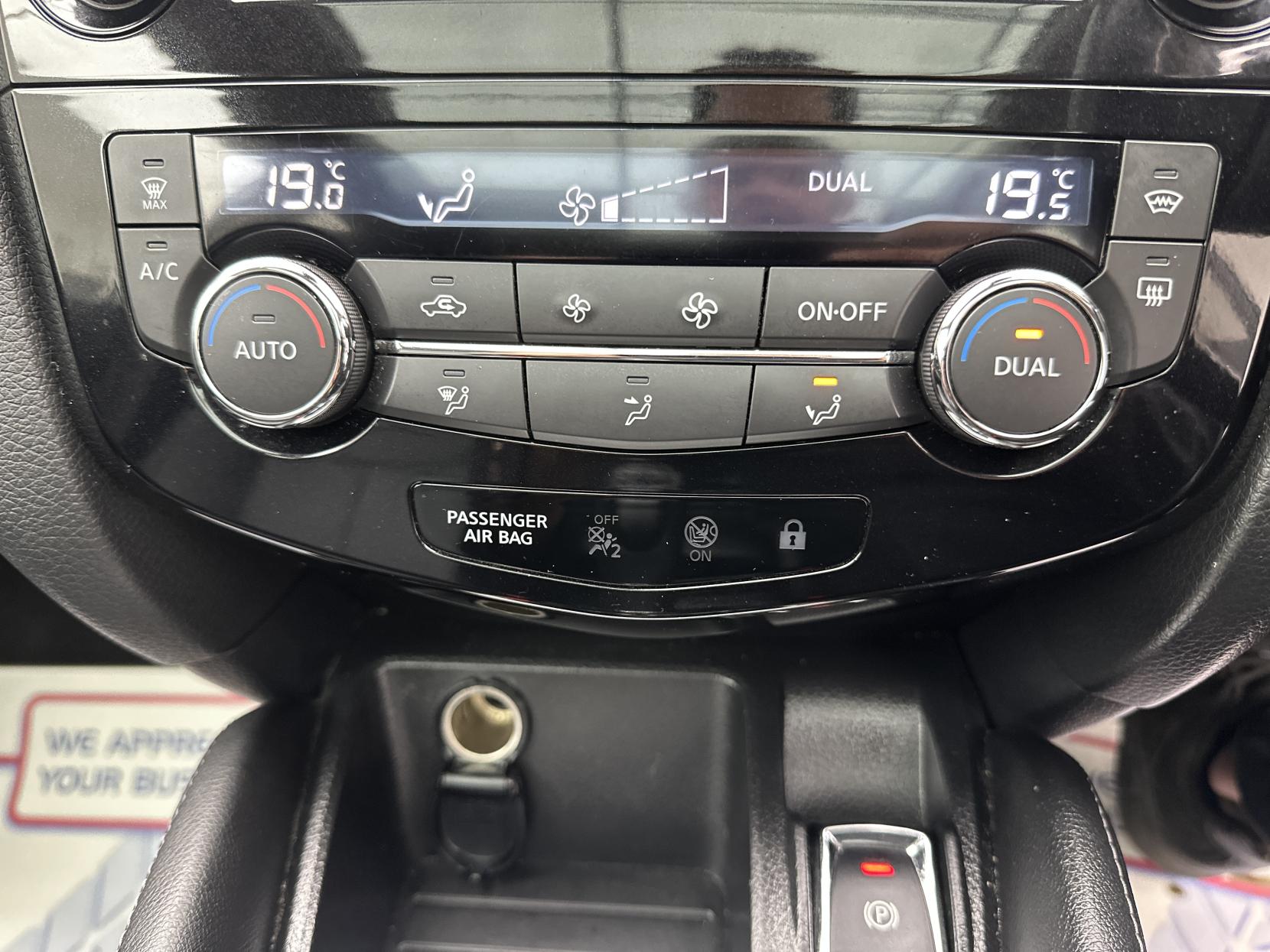 Nissan Qashqai 1.6 dCi Tekna SUV 5dr Diesel XTRON 2WD Euro 5 (s/s) (130 ps)