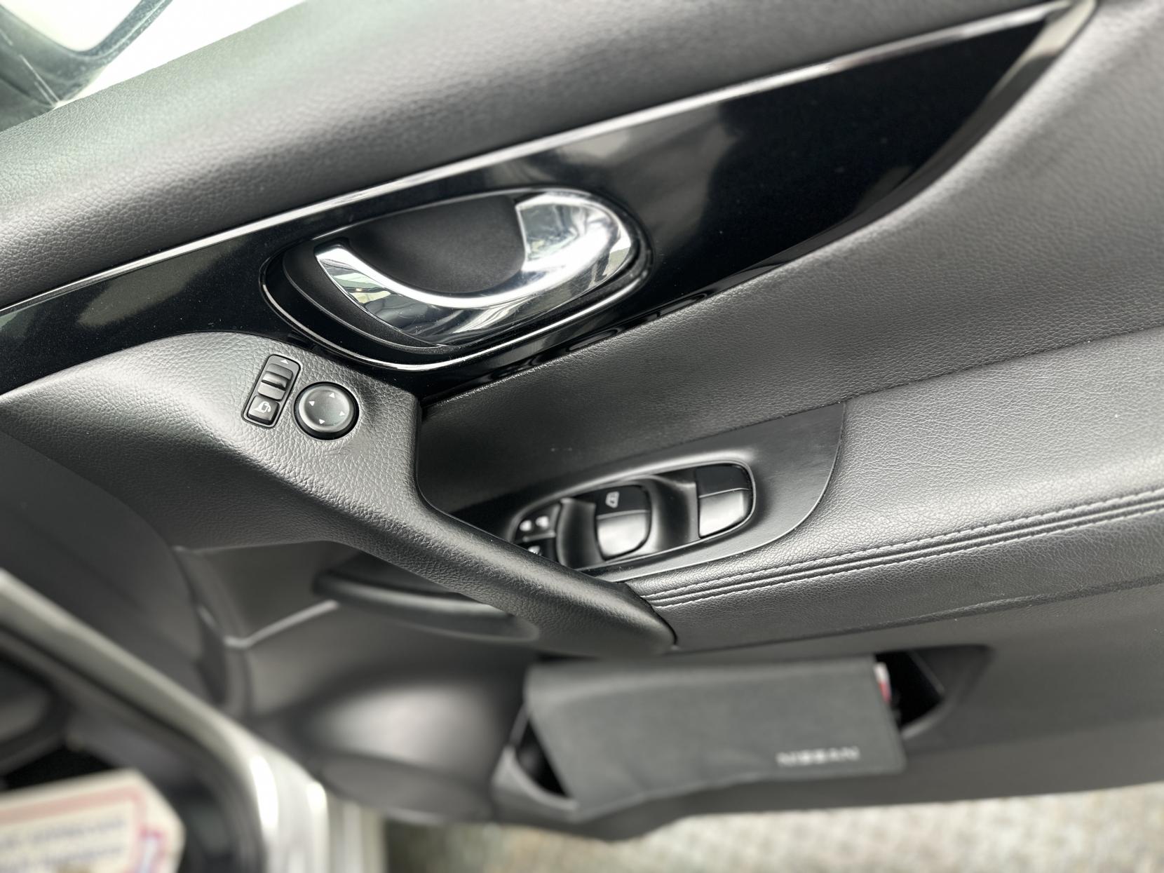 Nissan Qashqai 1.6 dCi Tekna SUV 5dr Diesel XTRON 2WD Euro 5 (s/s) (130 ps)