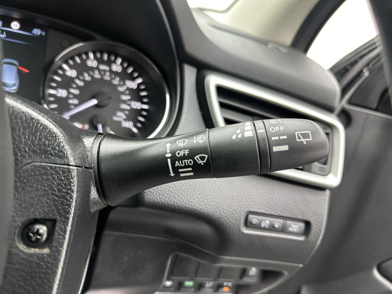 Nissan Qashqai 1.6 dCi Tekna SUV 5dr Diesel XTRON 2WD Euro 5 (s/s) (130 ps)