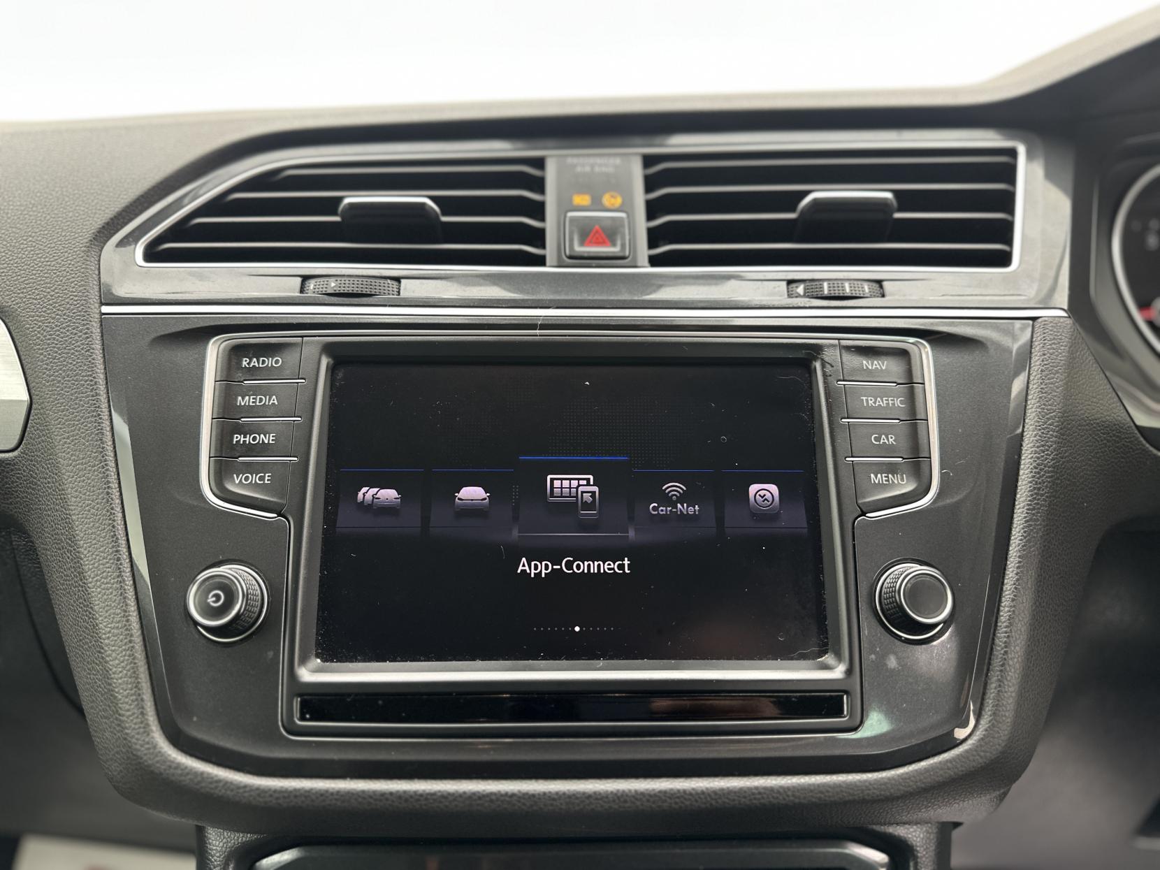 Volkswagen Tiguan 2.0 TDI BlueMotion Tech SE Navigation SUV 5dr Diesel DSG 4Motion Euro 6 (s/s) (150 ps)