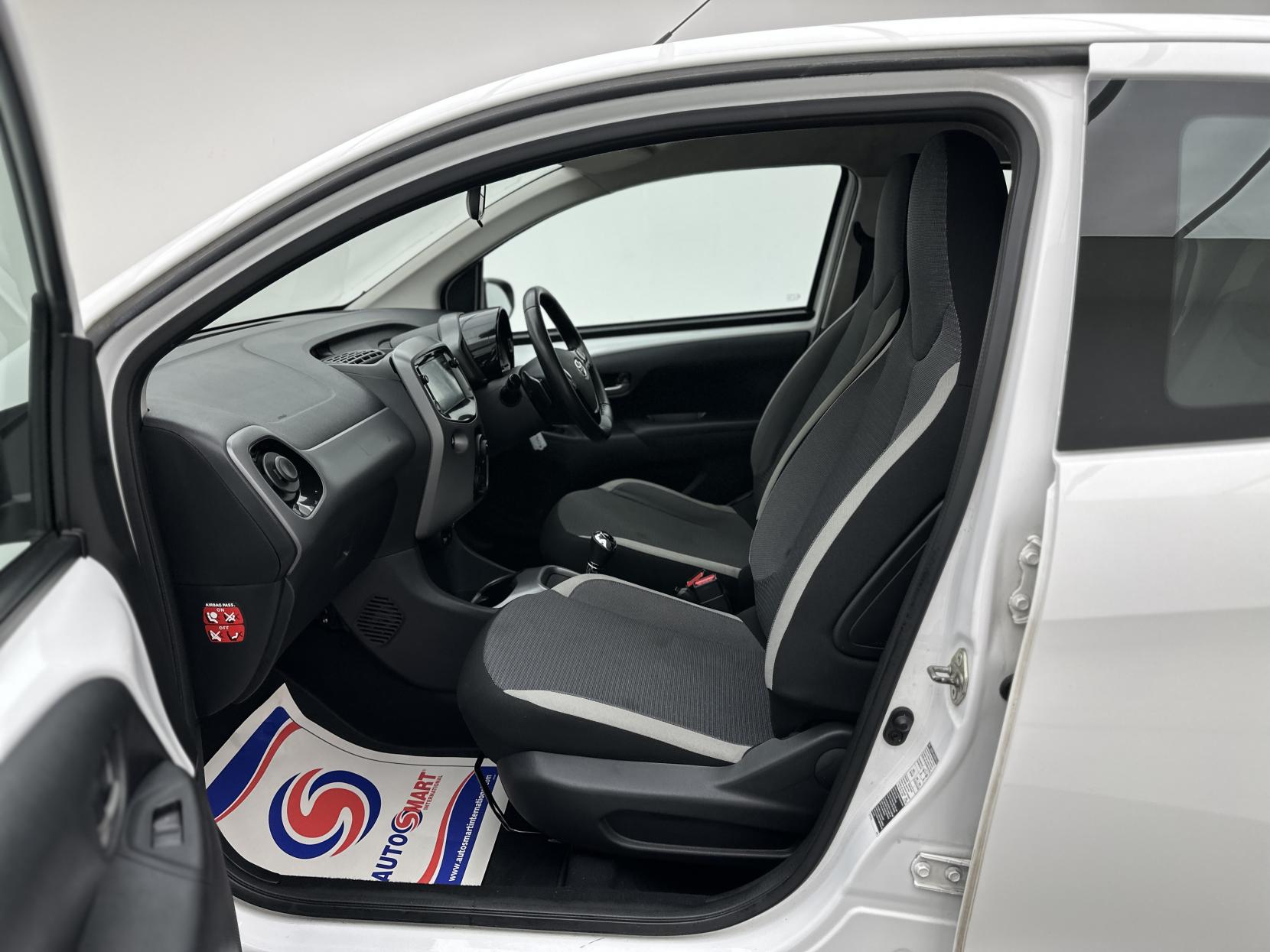 Toyota AYGO 1.0 VVT-i x-play Hatchback 5dr Petrol x-shift Euro 6 (Safety Sense) (71 ps)