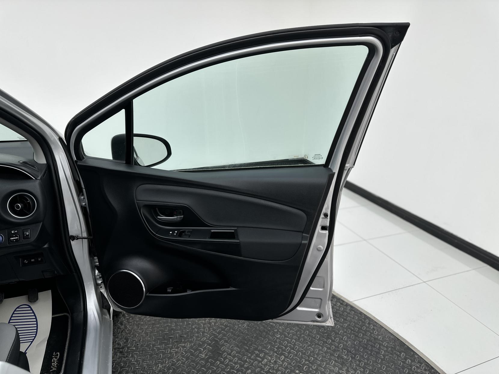 Toyota Yaris 1.5 VVT-h Y20 Bi-tone Hatchback 5dr Petrol Hybrid E-CVT Euro 6 (s/s) (100 ps)