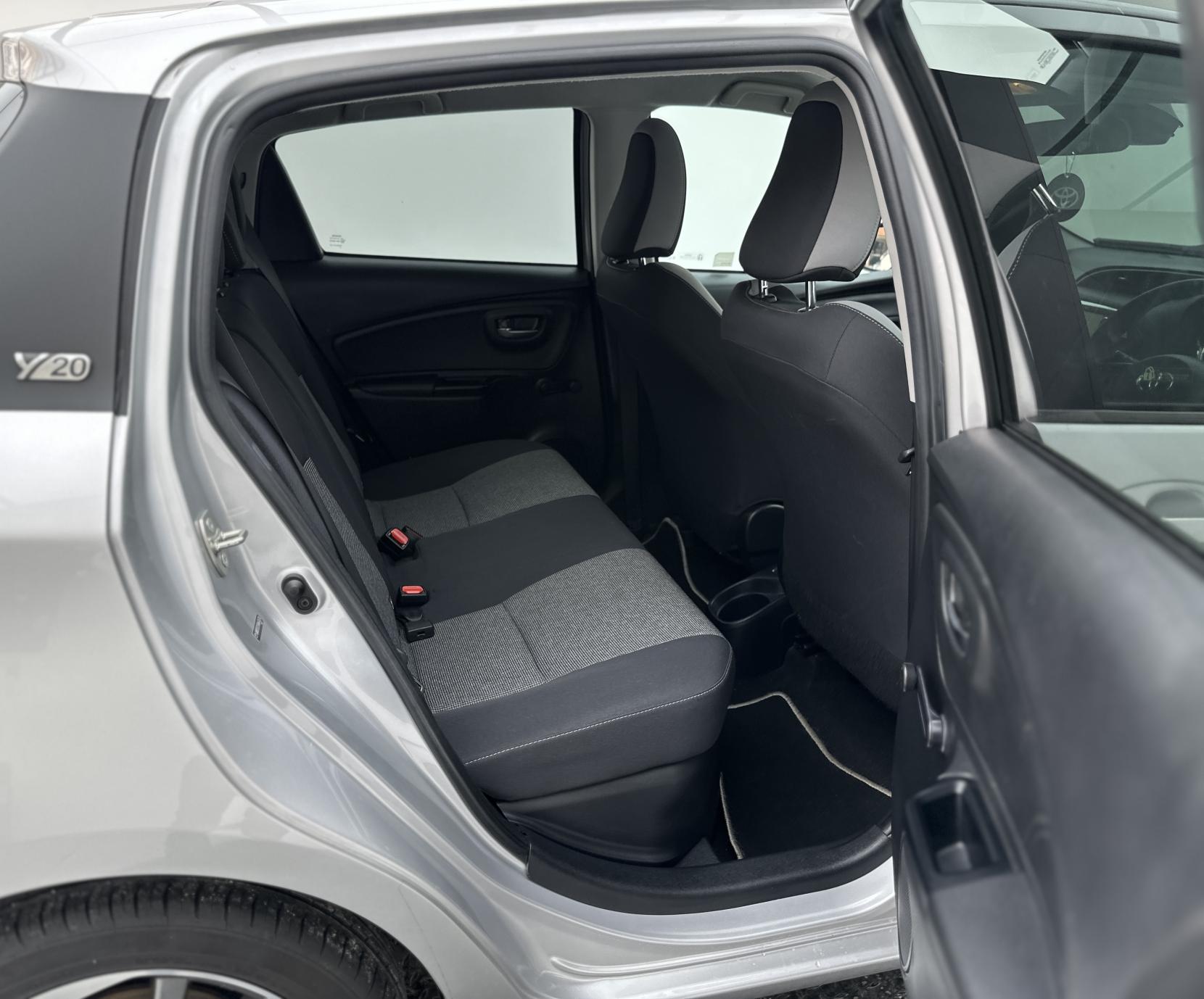 Toyota Yaris 1.5 VVT-h Y20 Bi-tone Hatchback 5dr Petrol Hybrid E-CVT Euro 6 (s/s) (100 ps)