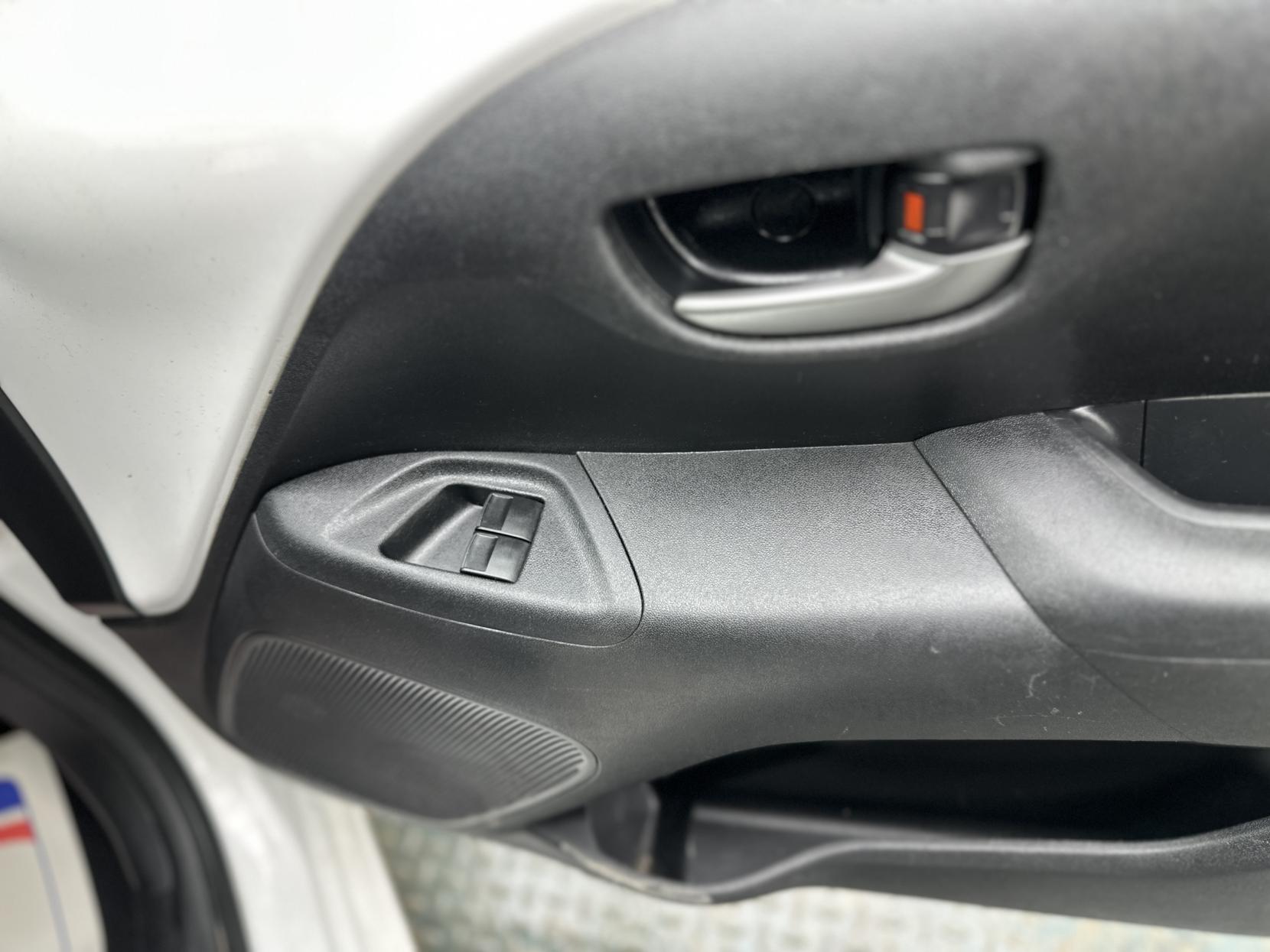 Toyota AYGO 1.0 VVT-i x-play Hatchback 5dr Petrol x-shift Euro 6 (Safety Sense) (71 ps)