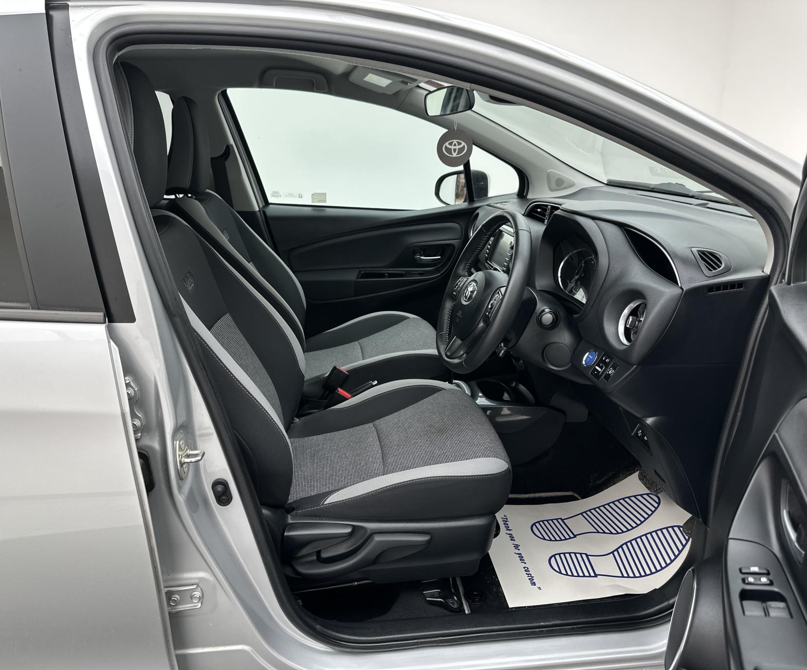 Toyota Yaris 1.5 VVT-h Y20 Bi-tone Hatchback 5dr Petrol Hybrid E-CVT Euro 6 (s/s) (100 ps)