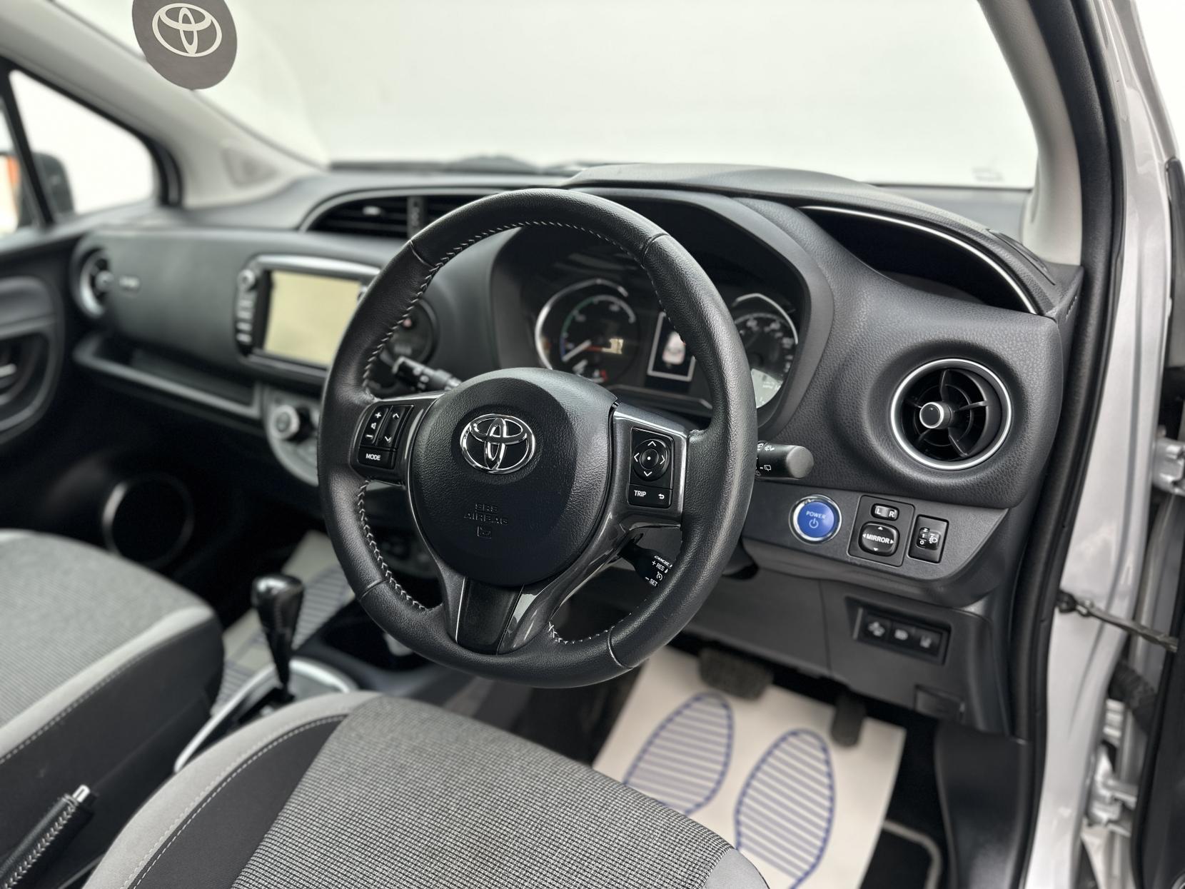 Toyota Yaris 1.5 VVT-h Y20 Bi-tone Hatchback 5dr Petrol Hybrid E-CVT Euro 6 (s/s) (100 ps)