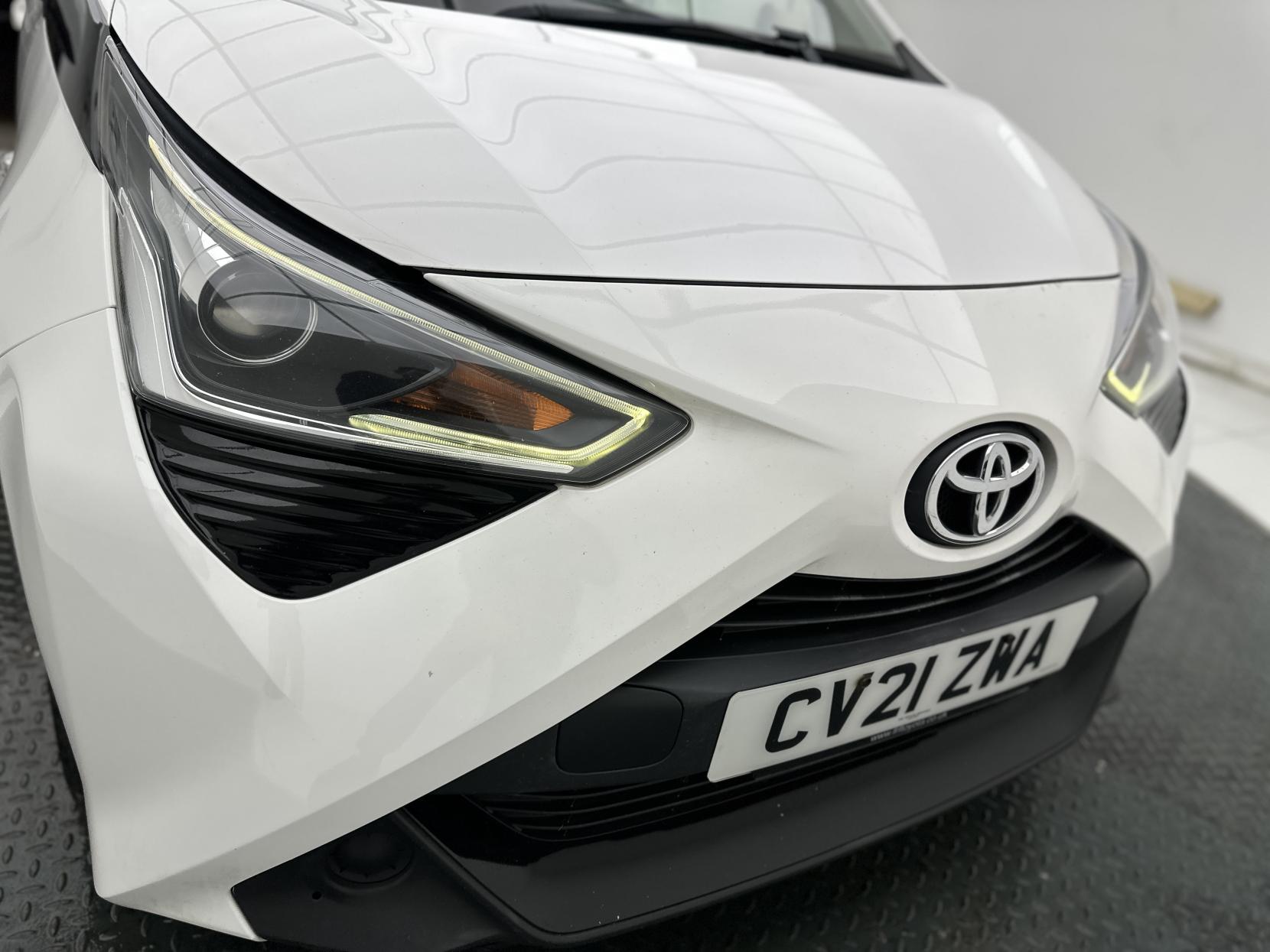 Toyota AYGO 1.0 VVT-i x-play Hatchback 5dr Petrol x-shift Euro 6 (Safety Sense) (71 ps)