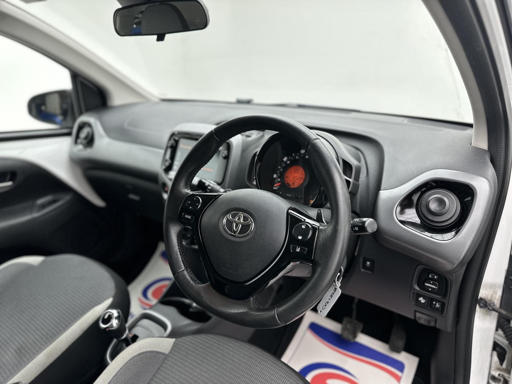 Toyota AYGO 1.0 VVT-i x-play Hatchback 5dr Petrol x-shift Euro 6 (Safety Sense) (71 ps)