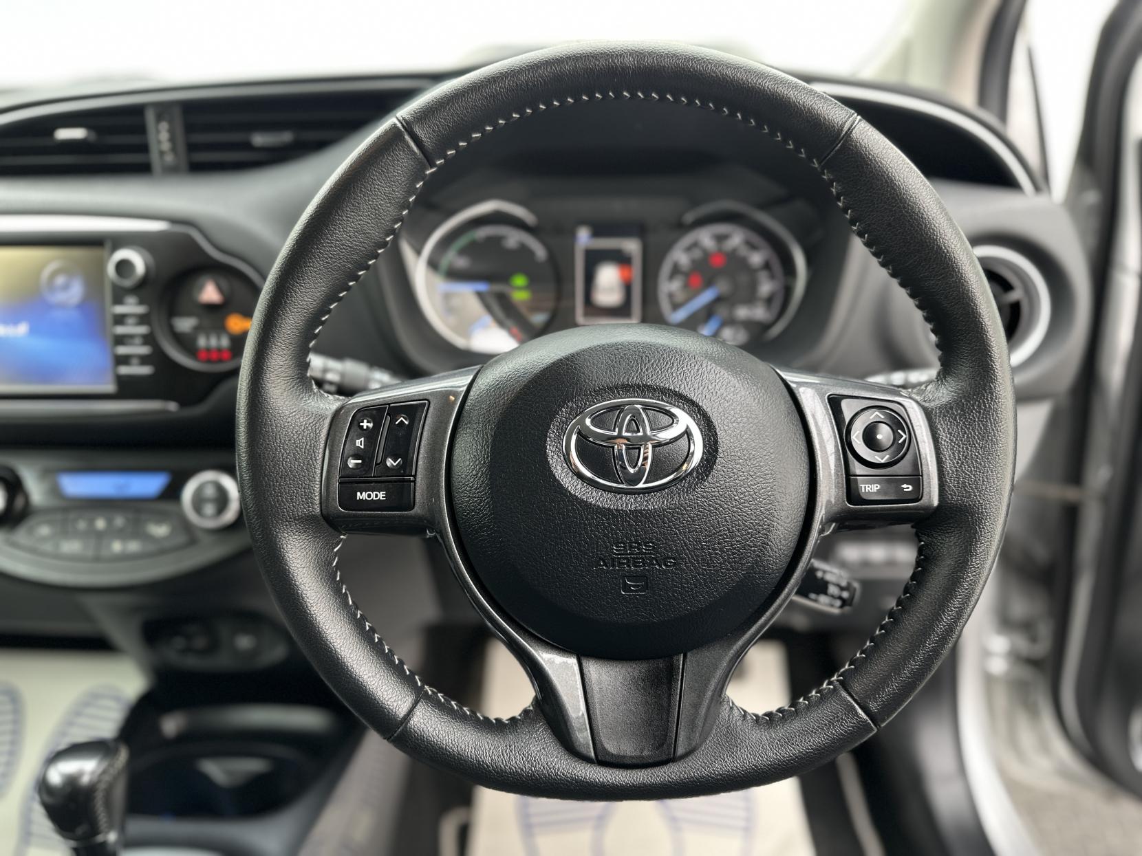 Toyota Yaris 1.5 VVT-h Y20 Bi-tone Hatchback 5dr Petrol Hybrid E-CVT Euro 6 (s/s) (100 ps)