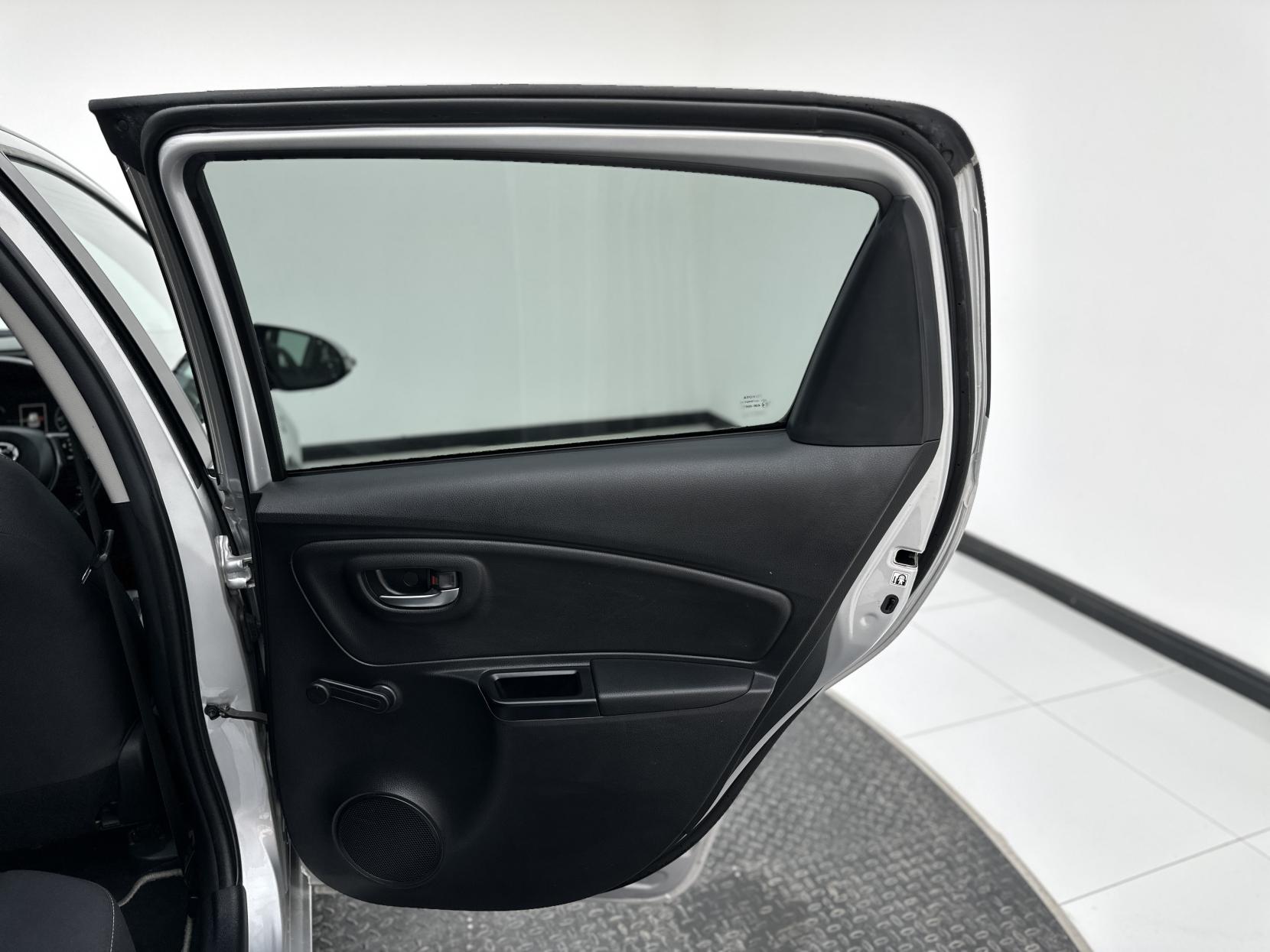 Toyota Yaris 1.5 VVT-h Y20 Bi-tone Hatchback 5dr Petrol Hybrid E-CVT Euro 6 (s/s) (100 ps)