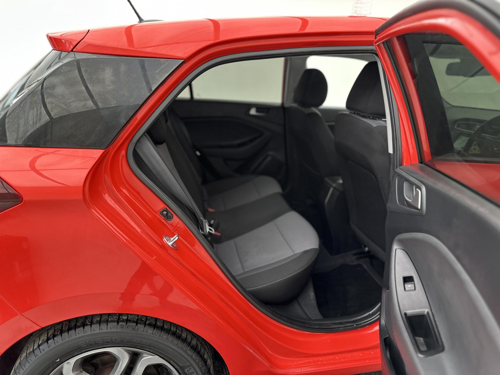 Hyundai i20 1.2 Premium Nav Hatchback 5dr Petrol Manual Euro 6 (s/s) (84 ps)