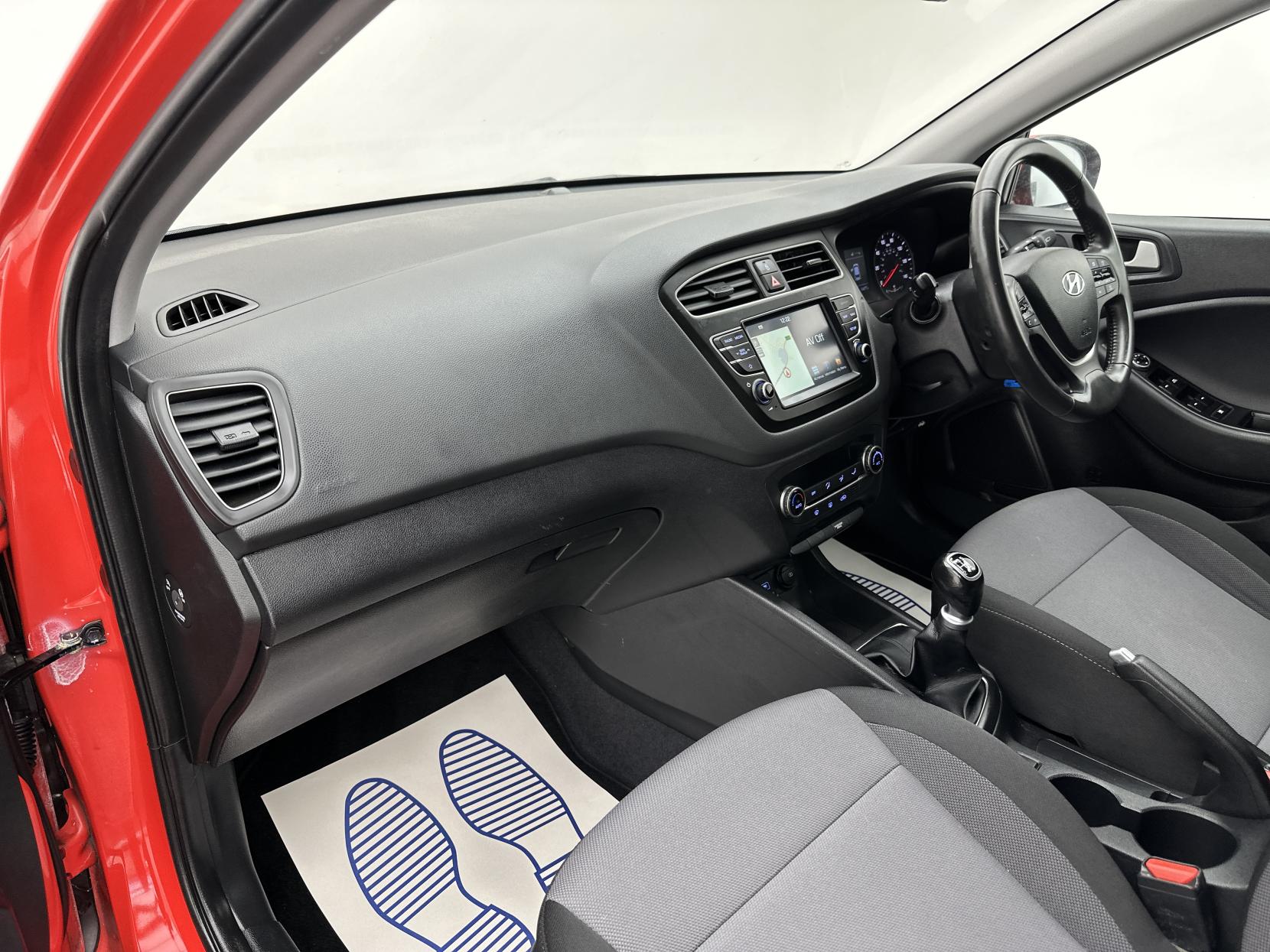 Hyundai i20 1.2 Premium Nav Hatchback 5dr Petrol Manual Euro 6 (s/s) (84 ps)